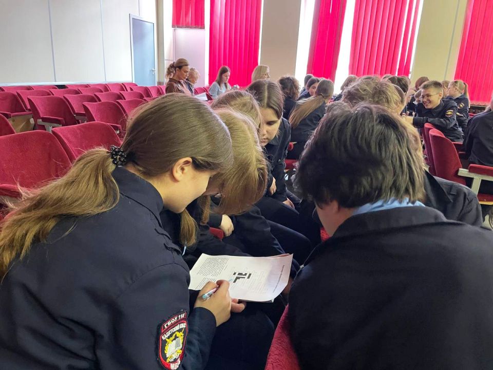 Стражи правопорядка провели урок дорожной безопасности в кадетском классе Стражи правопорядка провели урок дорожной безопасности в кадетском классе