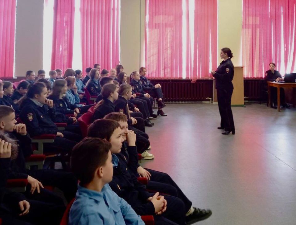 Стражи правопорядка провели урок дорожной безопасности в кадетском классе Стражи правопорядка провели урок дорожной безопасности в кадетском классе