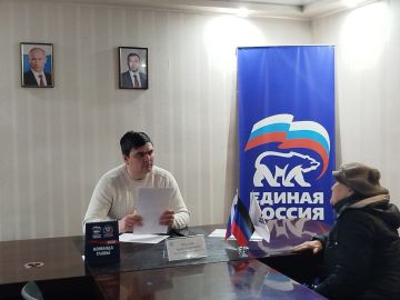 Сегодня, 13 февраля, Глава администрации городского округа Торез Артём Чесноков провел прием граждан в Общественной приемной партии «Единая Россия»