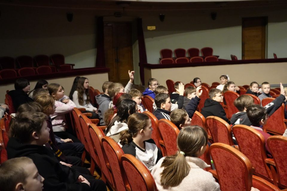 Театр как пространство диалога: школьники Макеевки обсудили смыслы спектакля «У ковчега в восемь» в Донецком молодежном театре Театр как пространство диалога: школьники Макеевки обсудили смыслы спектакля «У ковчега в восемь» в Донецком молодежном театре