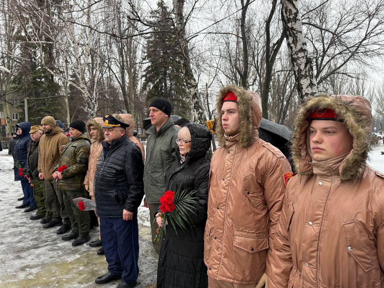 В Шахтерске провели митинг ко Дню памяти о россиянах, исполняющих служебный долг за пределами Отечества В Шахтерске провели митинг ко Дню памяти о россиянах, исполняющих служебный долг за пределами Отечества