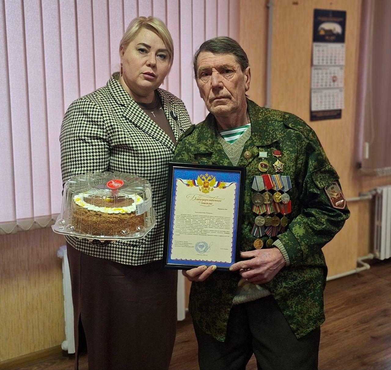 В городе, где каждый камень помнит свою историю, есть люди, чья жизнь сама стала живым памятником мужеству