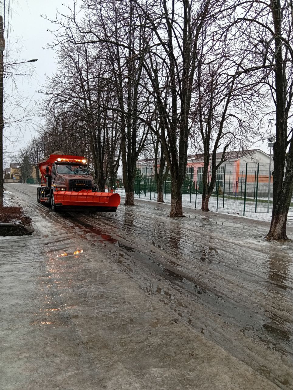 Константин Зинченко: Сегодня мы столкнулись с непростыми погодными условиями, однако коммунальное предприятие МБУ «Служба благоустройства «Комфорт» оперативно приступило к устранению последствий непогоды