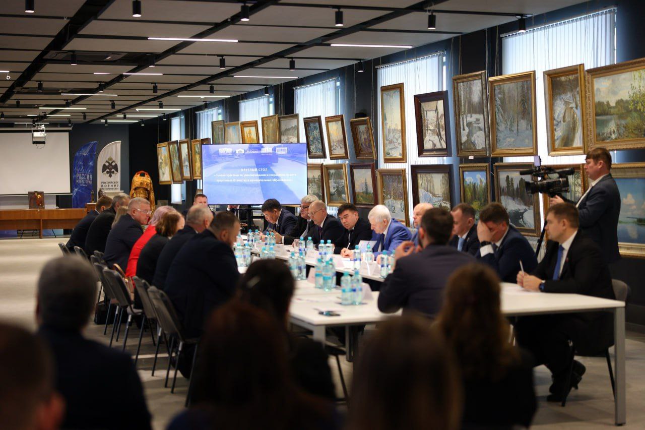 Первый заместитель Председателя Народного Совета ДНР Сергей Прокопенко в Луганске обсудил наработки по сохранению памяти защитников Отечества Первый заместитель Председателя Народного Совета ДНР Сергей Прокопенко в Луганске обсудил наработки по сохранению памяти защитников Отечества