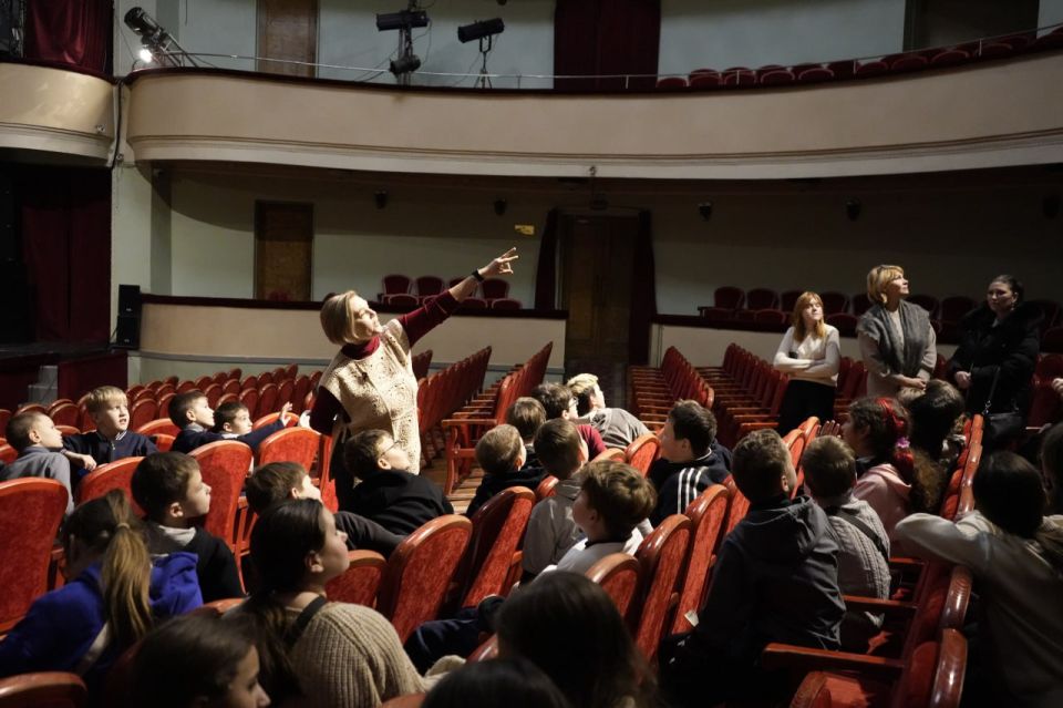 Театр как пространство диалога: школьники Макеевки обсудили смыслы спектакля «У ковчега в восемь» в Донецком молодежном театре Театр как пространство диалога: школьники Макеевки обсудили смыслы спектакля «У ковчега в восемь» в Донецком молодежном театре