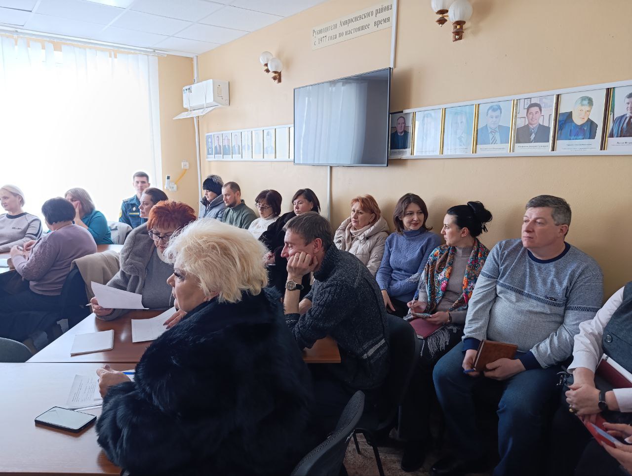 В ходе рабочего совещания с депутатами Амвросиевского муниципального совета, секретарями первичных отделений, звеньевых, партийного актива Амвросиевского местного отделения Всероссийской политической партии «Единая Россия»... В ходе рабочего совещания с депутатами Амвросиевского муниципального совета, секретарями первичных отделений, звеньевых, партийного актива Амвросиевского местного отделения Всероссийской политической партии «Единая Россия»...