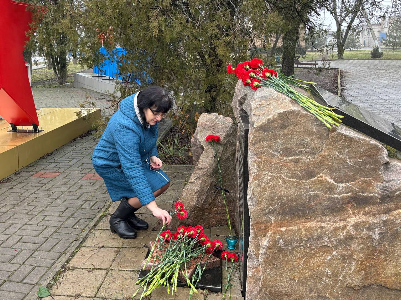В рамках проекта «Женское движение Единой России» члены Совета женщин Мангушского муниципального округа возложили цветы к памятному знаку воинам-интернационалистам В рамках проекта «Женское движение Единой России» члены Совета женщин Мангушского муниципального округа возложили цветы к памятному знаку воинам-интернационалистам