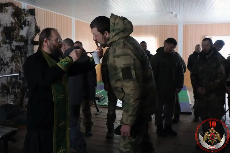 Православный священнослужитель посетил подразделения Росгвардии в ДНР Православный священнослужитель посетил подразделения Росгвардии в ДНР