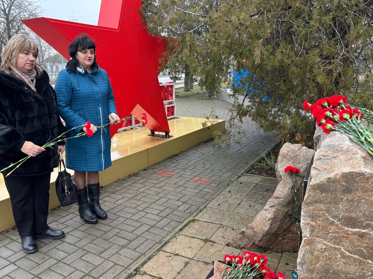 В рамках проекта «Женское движение Единой России» члены Совета женщин Мангушского муниципального округа возложили цветы к памятному знаку воинам-интернационалистам