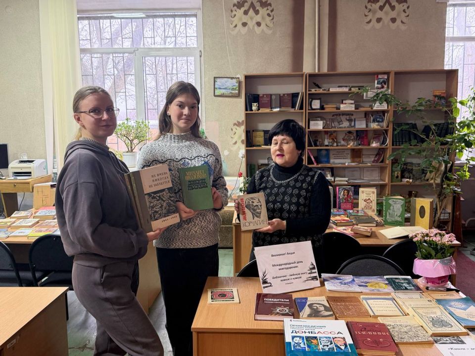 В Донецком колледже культуры и искусств прошла акция, посвящённая Дню книгодарения В Донецком колледже культуры и искусств прошла акция, посвящённая Дню книгодарения