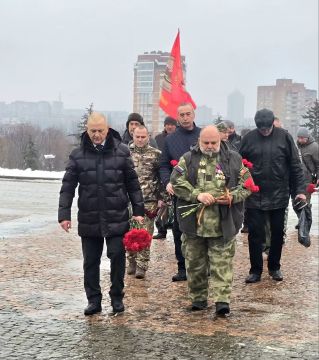 Дмитрий Огилец и Юрий Сивоконенко возложили цветы к памятнику воинам-интернационалистам в Донецке