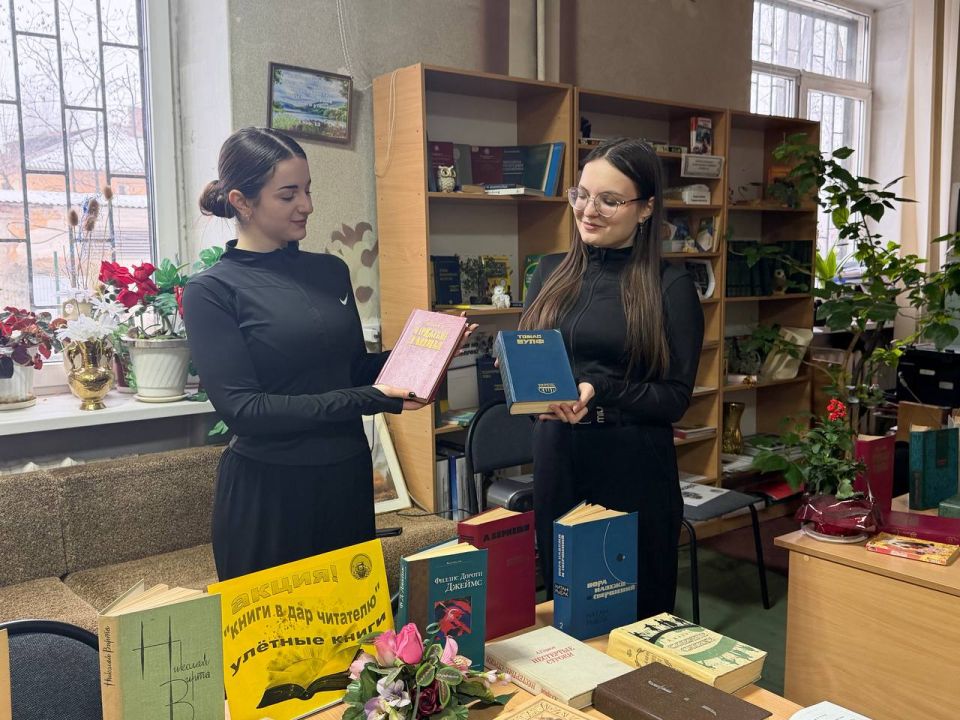 В Донецком колледже культуры и искусств прошла акция, посвящённая Дню книгодарения В Донецком колледже культуры и искусств прошла акция, посвящённая Дню книгодарения
