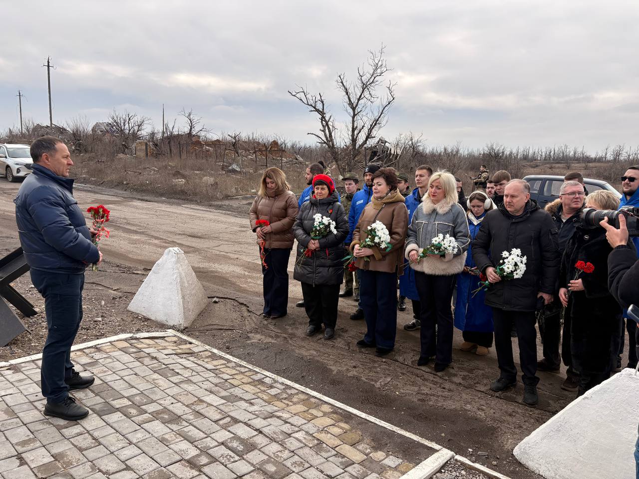 Александр Пеняев: Вторую годовщину освобождения нашей Авдеевки от укронацистов отметили по доброй традиции: возложением цветов к мемориалу освободителям города и торжественным мероприятием – с воспоминаниями о событиях... Александр Пеняев: Вторую годовщину освобождения нашей Авдеевки от укронацистов отметили по доброй традиции: возложением цветов к мемориалу освободителям города и торжественным мероприятием – с воспоминаниями о событиях...
