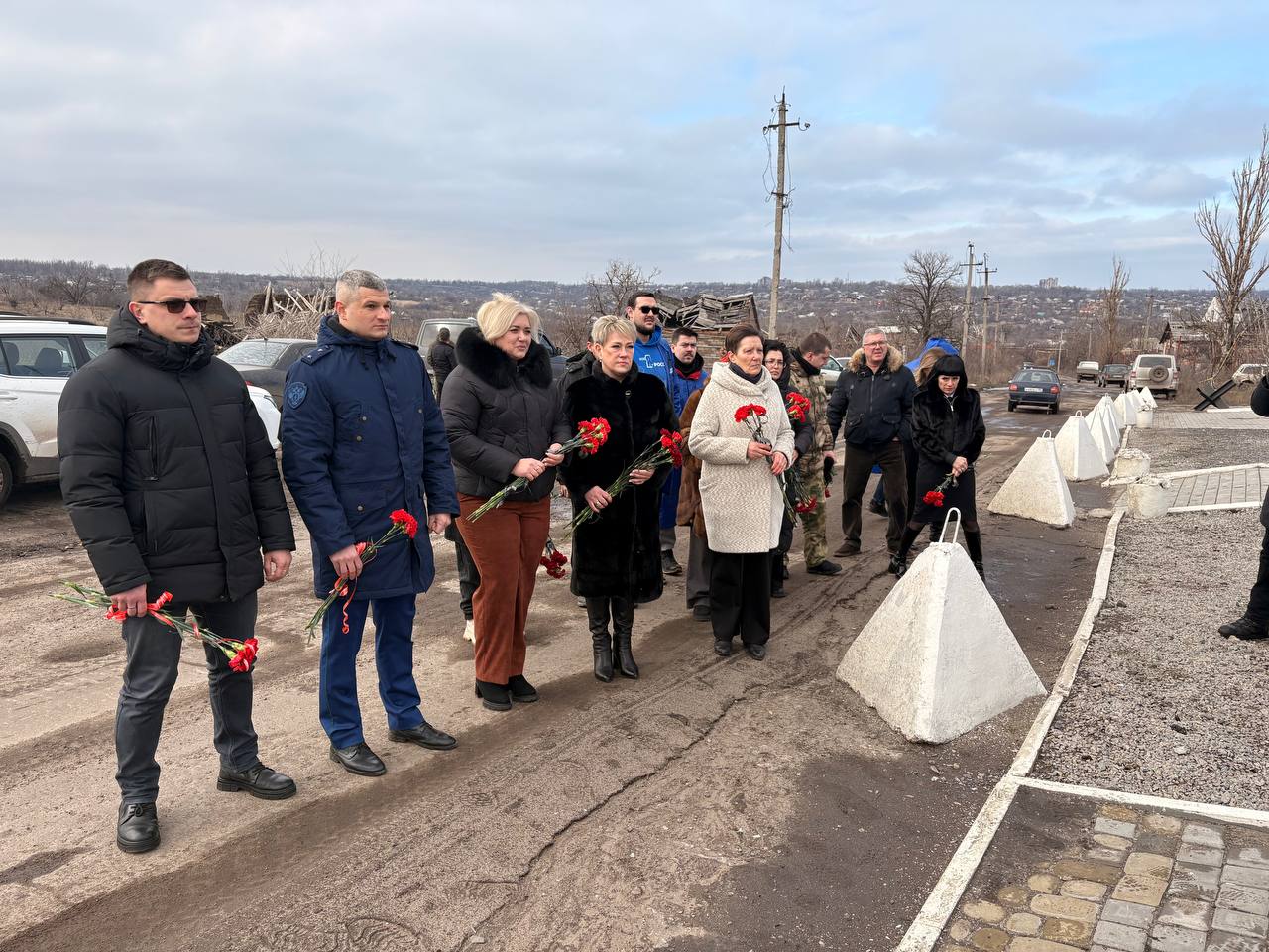 Александр Пеняев: Вторую годовщину освобождения нашей Авдеевки от укронацистов отметили по доброй традиции: возложением цветов к мемориалу освободителям города и торжественным мероприятием – с воспоминаниями о событиях... Александр Пеняев: Вторую годовщину освобождения нашей Авдеевки от укронацистов отметили по доброй традиции: возложением цветов к мемориалу освободителям города и торжественным мероприятием – с воспоминаниями о событиях...