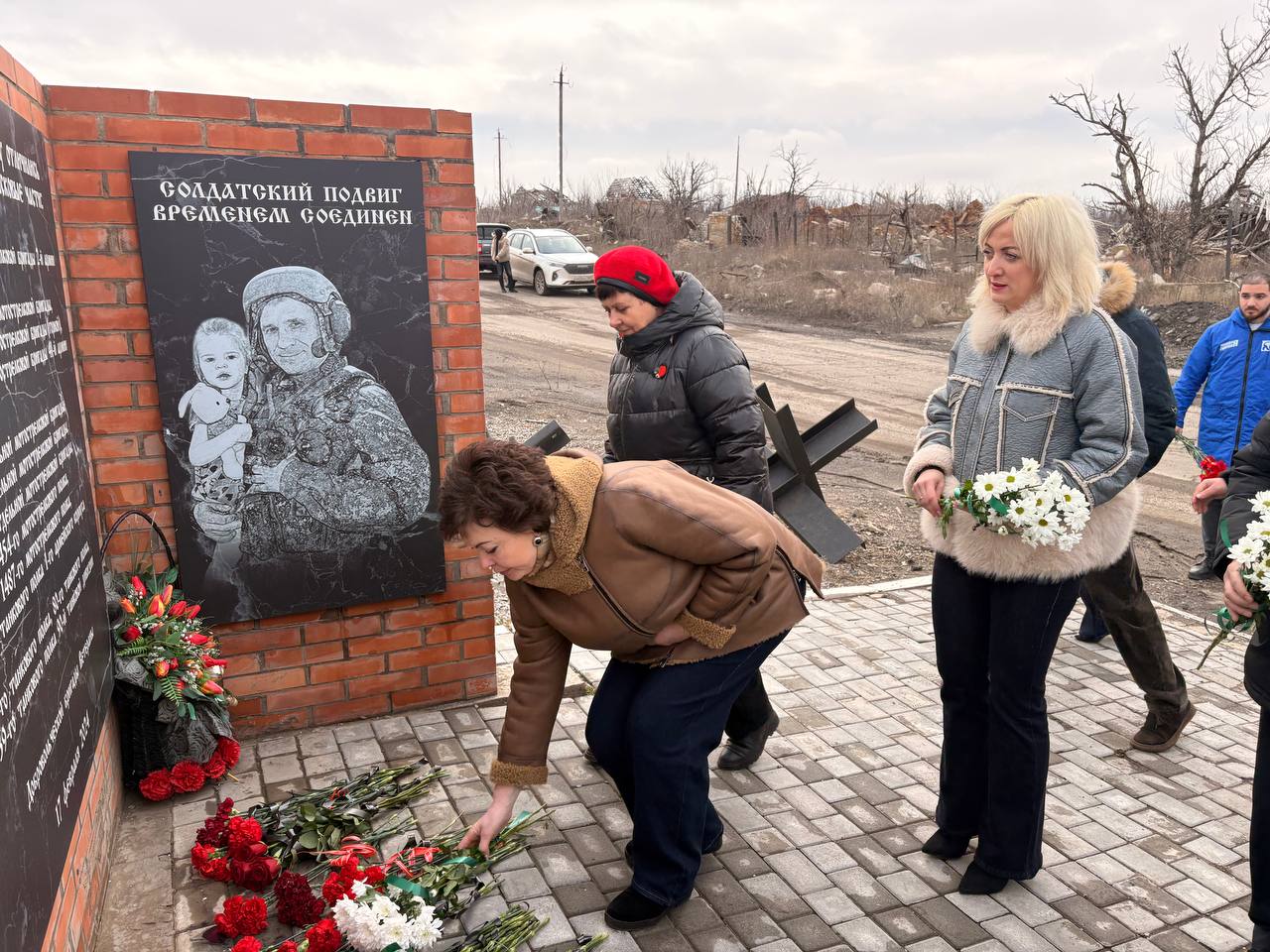 Александр Пеняев: Вторую годовщину освобождения нашей Авдеевки от укронацистов отметили по доброй традиции: возложением цветов к мемориалу освободителям города и торжественным мероприятием – с воспоминаниями о событиях... Александр Пеняев: Вторую годовщину освобождения нашей Авдеевки от укронацистов отметили по доброй традиции: возложением цветов к мемориалу освободителям города и торжественным мероприятием – с воспоминаниями о событиях...