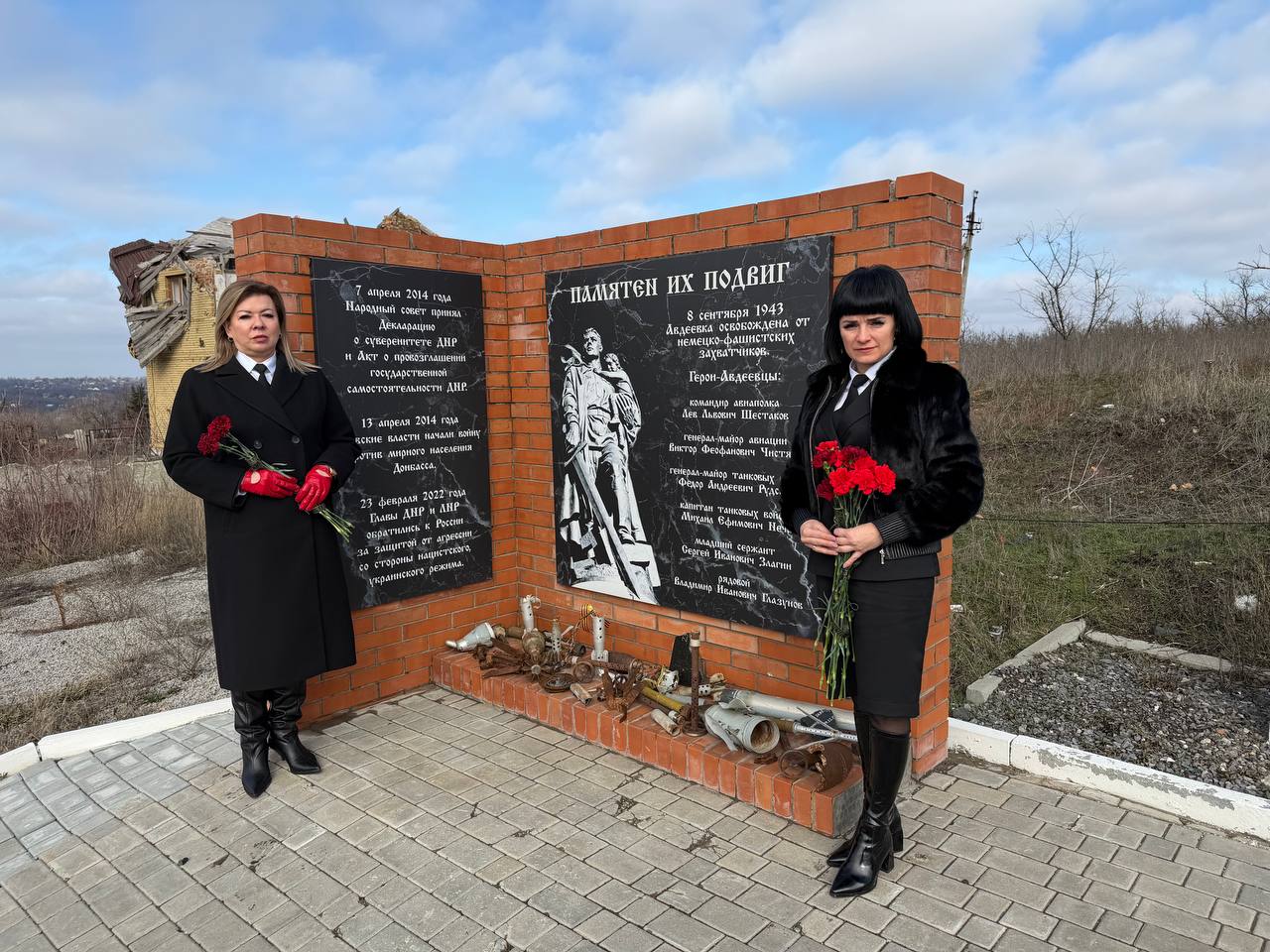 Судьи Ясиноватского городского суда во главе с председателем суда возложили цветы к мемориалу памяти погибших воинов