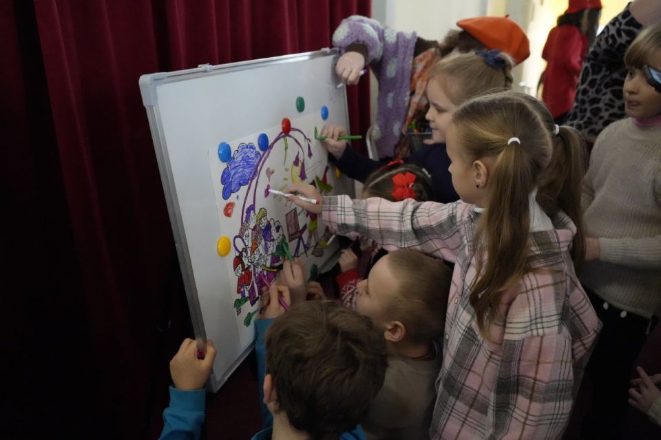 Премьера спектакля «Как Незнайка хотел стать…» по мотивам произведения Н. Носова в Донецком молодежном театре Премьера спектакля «Как Незнайка хотел стать…» по мотивам произведения Н. Носова в Донецком молодежном театре