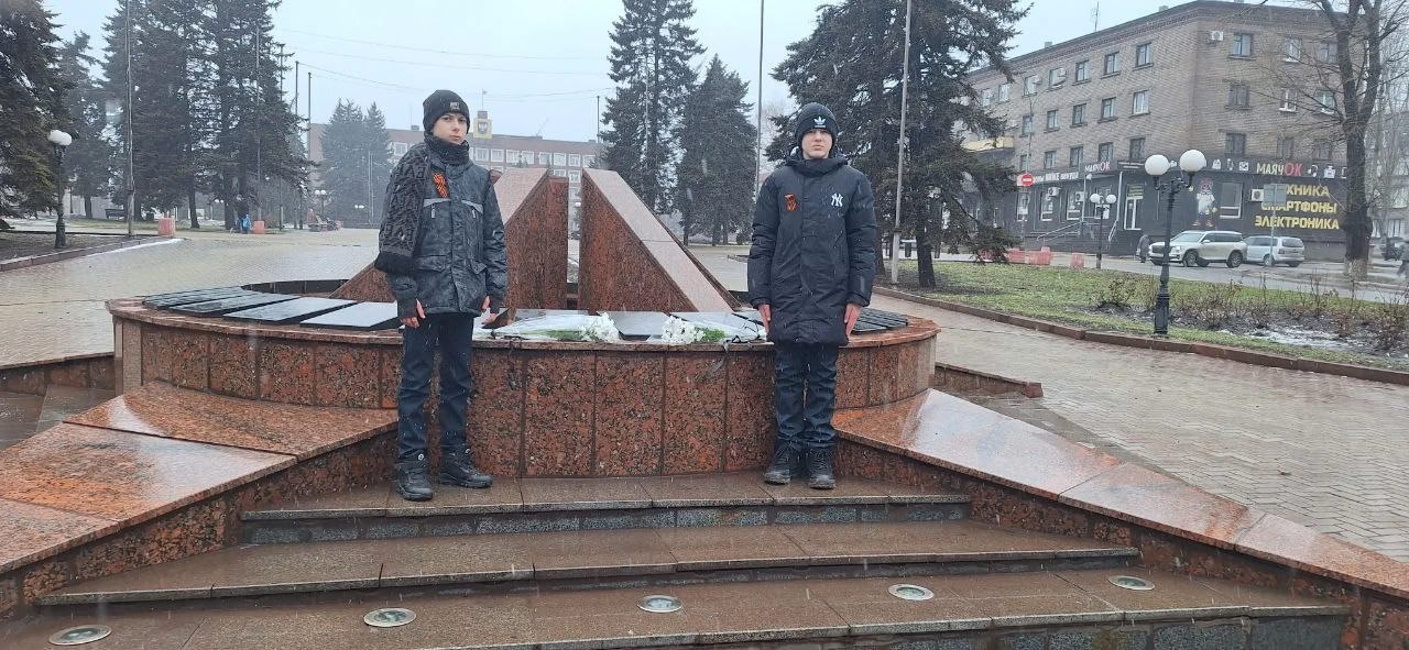 Игорь Мартынов: Возложение цветов. 19 февраля в Енакиево у памятника Героям Советского Союза прошла торжественная церемония возложения цветов Игорь Мартынов: Возложение цветов. 19 февраля в Енакиево у памятника Героям Советского Союза прошла торжественная церемония возложения цветов