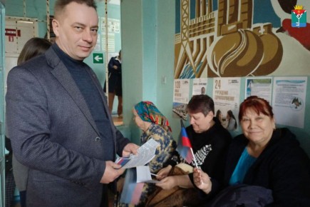 Александр Петрикин: В преддверии шестой годовщины признания суверенитета Донецкой Народной Республики посетил краснолиманцев, проживающих в общежитии г. Енакиево. В мероприятии принял участие депутат Краснолиманского...