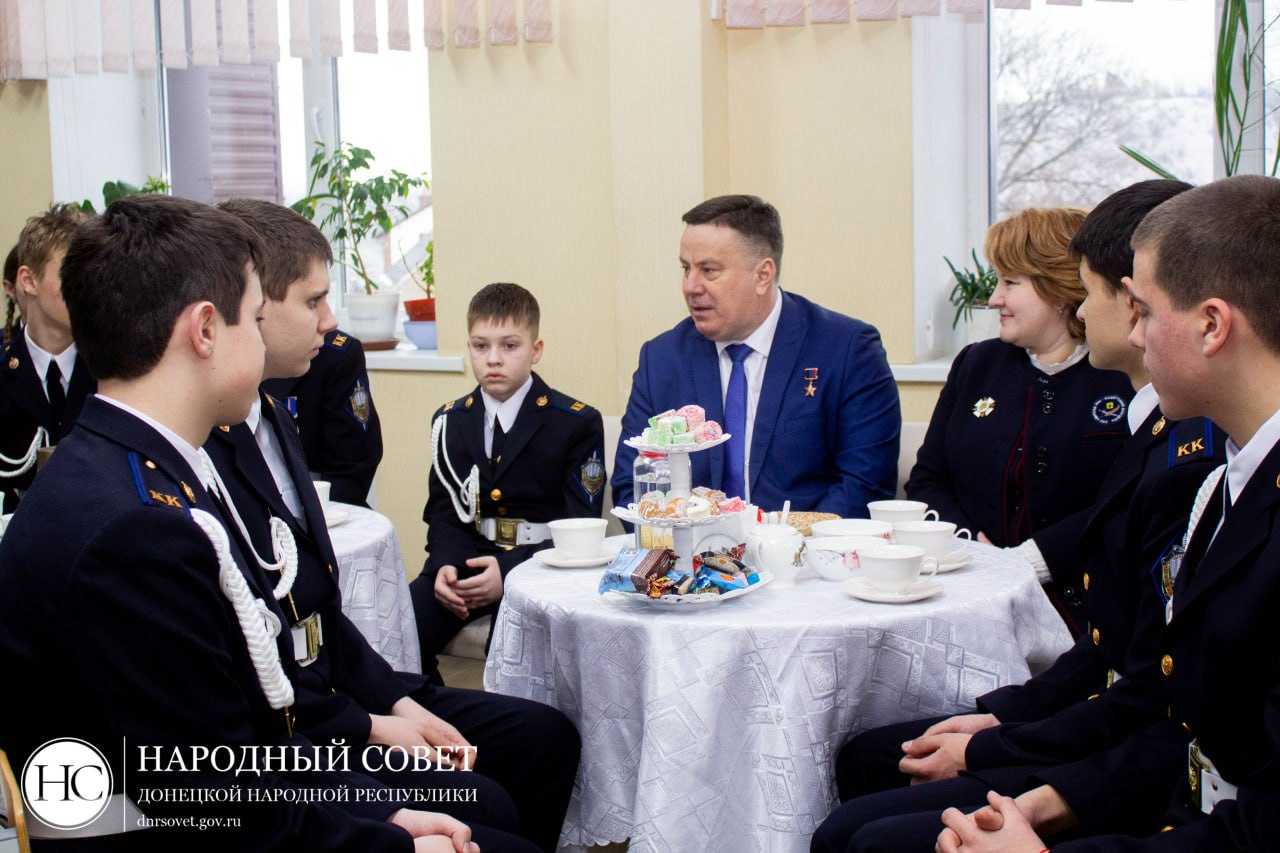 Константин Кузьмин: Накануне Дня защитника Отечества встретился с учащимися донецкой школы №4 - Кадетского корпуса имени Александра Владимировича Захарченко Константин Кузьмин: Накануне Дня защитника Отечества встретился с учащимися донецкой школы №4 - Кадетского корпуса имени Александра Владимировича Захарченко