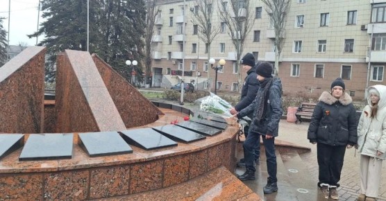 Игорь Мартынов: Возложение цветов. 19 февраля в Енакиево у памятника Героям Советского Союза прошла торжественная церемония возложения цветов