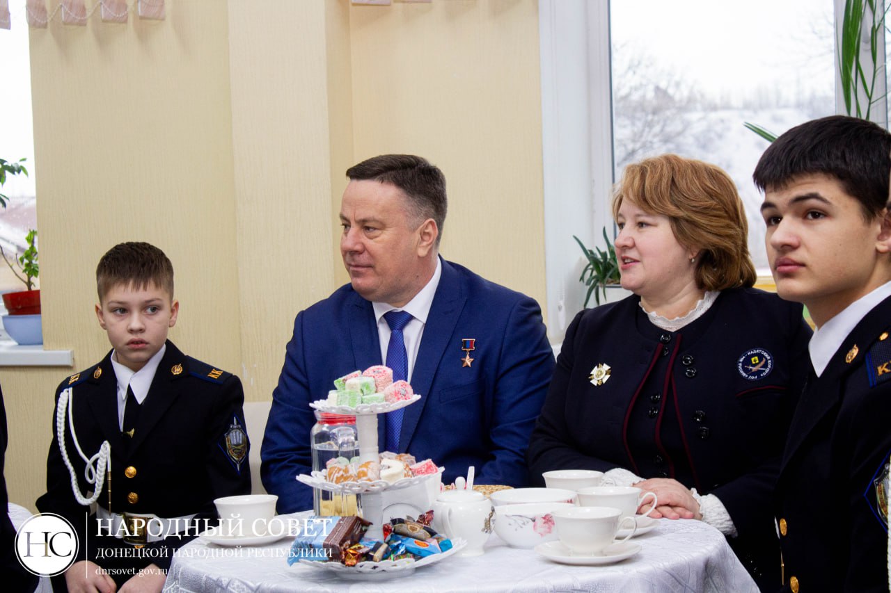 Константин Кузьмин: Накануне Дня защитника Отечества встретился с учащимися донецкой школы №4 - Кадетского корпуса имени Александра Владимировича Захарченко Константин Кузьмин: Накануне Дня защитника Отечества встретился с учащимися донецкой школы №4 - Кадетского корпуса имени Александра Владимировича Захарченко