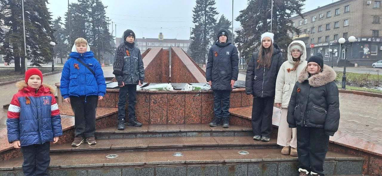 Игорь Мартынов: Возложение цветов. 19 февраля в Енакиево у памятника Героям Советского Союза прошла торжественная церемония возложения цветов Игорь Мартынов: Возложение цветов. 19 февраля в Енакиево у памятника Героям Советского Союза прошла торжественная церемония возложения цветов