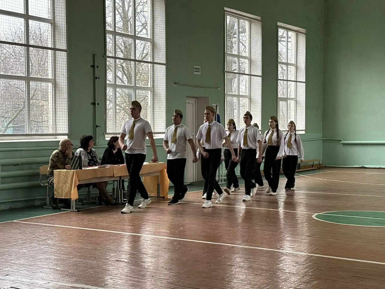 В школах Амвросиевского муниципального округа прошел яркий и патриотичный Фестиваль «Смотр строевой песни»