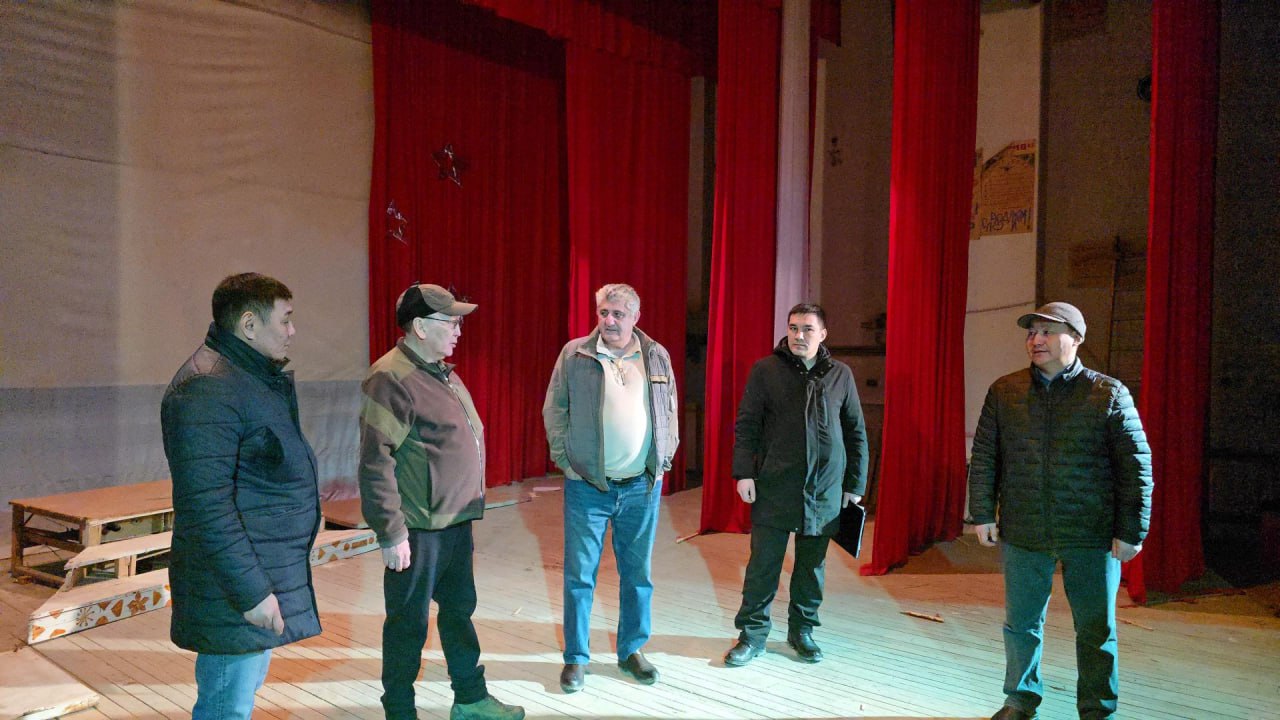 Постоянный представитель Республики Саха (Якутия) при Президенте — Первый зампред Правительства Республики Саха (Якутия) Андрей Федотов, глава городского округа Докучаевск Александр Качанов и рабочая группа шефа-региона... Постоянный представитель Республики Саха (Якутия) при Президенте — Первый зампред Правительства Республики Саха (Якутия) Андрей Федотов, глава городского округа Докучаевск Александр Качанов и рабочая группа шефа-региона...