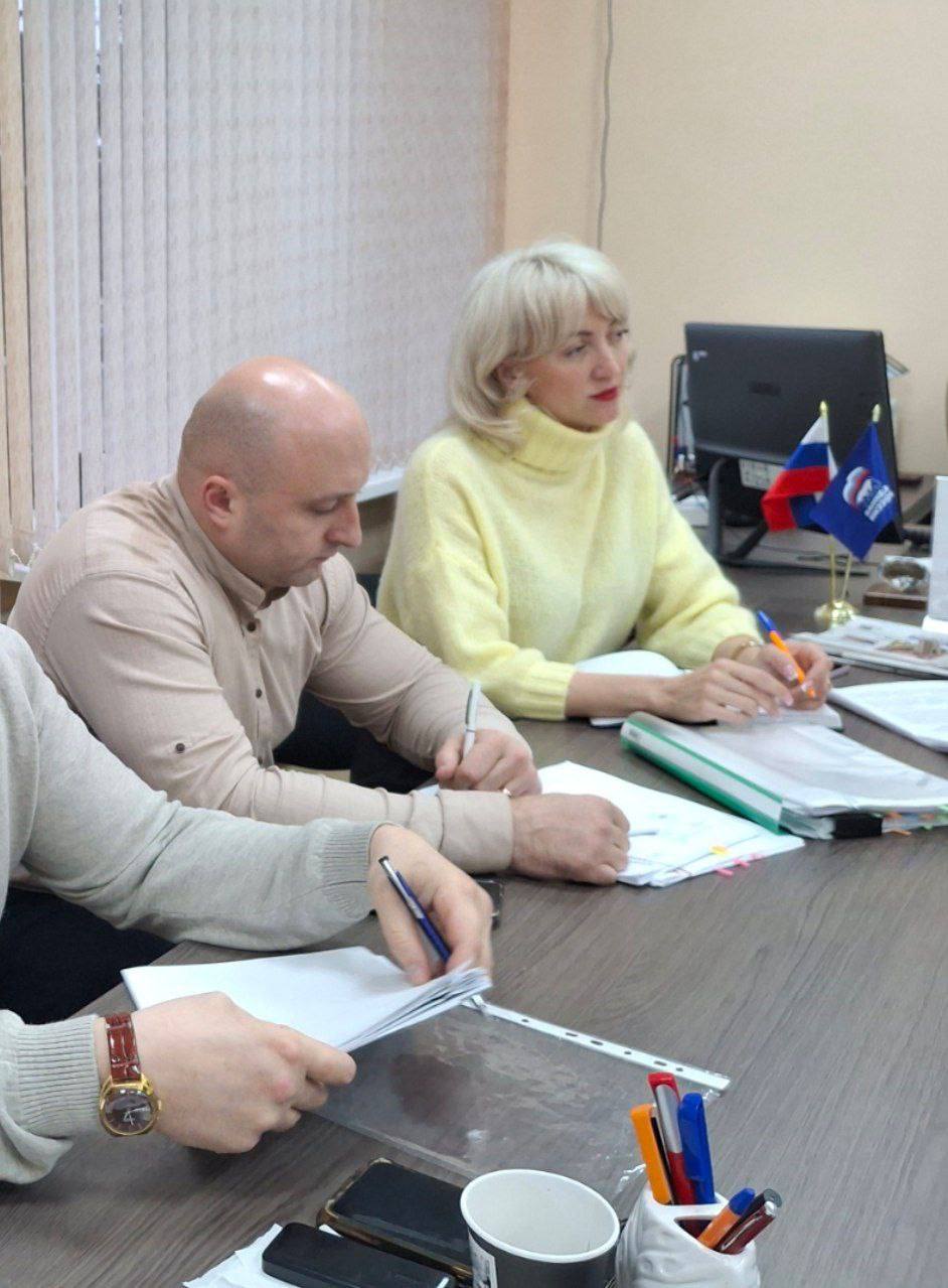 19 февраля 2026 года депутаты Ясиноватского муниципального совета - Владислав Мурай и Юрий Захаров провели встречи с населением, обсудив вопросы ЖКХ, транспорта, дорог, благоустройства и восстановления социальных объектов 19 февраля 2026 года депутаты Ясиноватского муниципального совета - Владислав Мурай и Юрий Захаров провели встречи с населением, обсудив вопросы ЖКХ, транспорта, дорог, благоустройства и восстановления социальных объектов