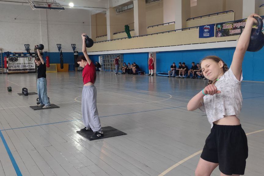 В преддверии Дня защитника Отечества в Шахтёрске прошли соревнования по гиревому спорту В преддверии Дня защитника Отечества в Шахтёрске прошли соревнования по гиревому спорту