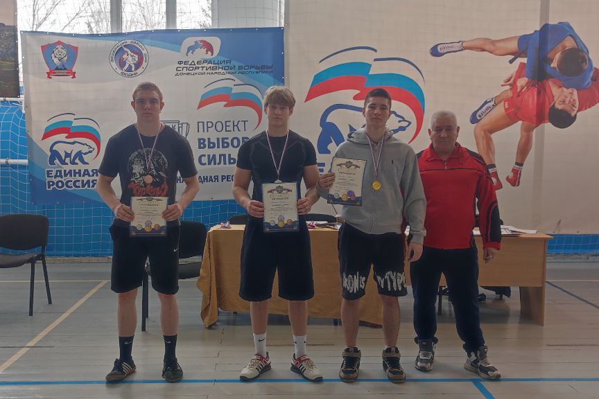 В преддверии Дня защитника Отечества в Шахтёрске прошли соревнования по гиревому спорту В преддверии Дня защитника Отечества в Шахтёрске прошли соревнования по гиревому спорту