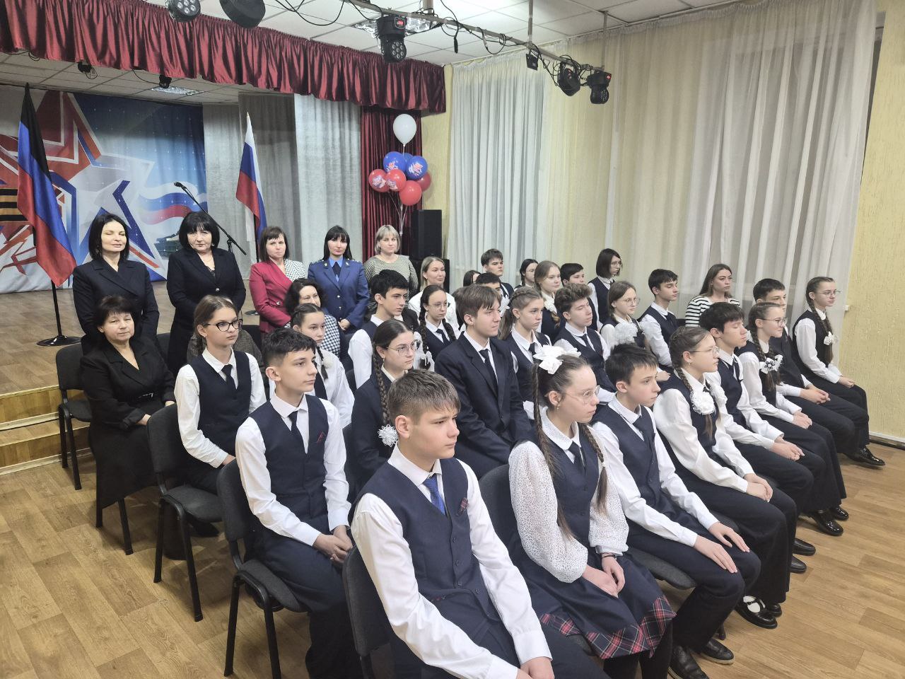 «Едины духом, едины силой»: телемост для учащихся Ленобласти и Енакиево «Едины духом, едины силой»: телемост для учащихся Ленобласти и Енакиево