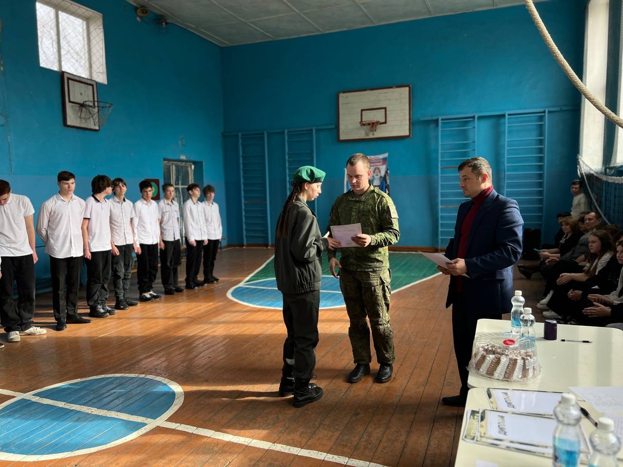 В школах Амвросиевского муниципального округа прошел яркий и патриотичный Фестиваль «Смотр строевой песни» В школах Амвросиевского муниципального округа прошел яркий и патриотичный Фестиваль «Смотр строевой песни»