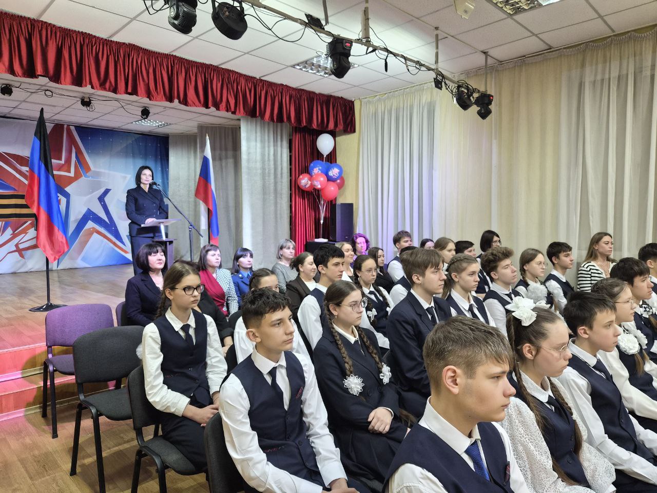 «Едины духом, едины силой»: телемост для учащихся Ленобласти и Енакиево «Едины духом, едины силой»: телемост для учащихся Ленобласти и Енакиево