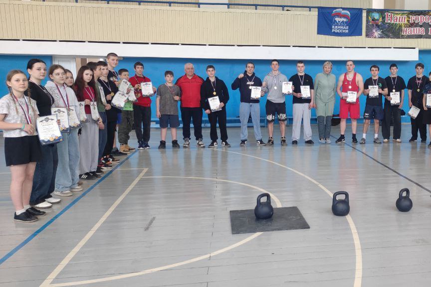 В преддверии Дня защитника Отечества в Шахтёрске прошли соревнования по гиревому спорту