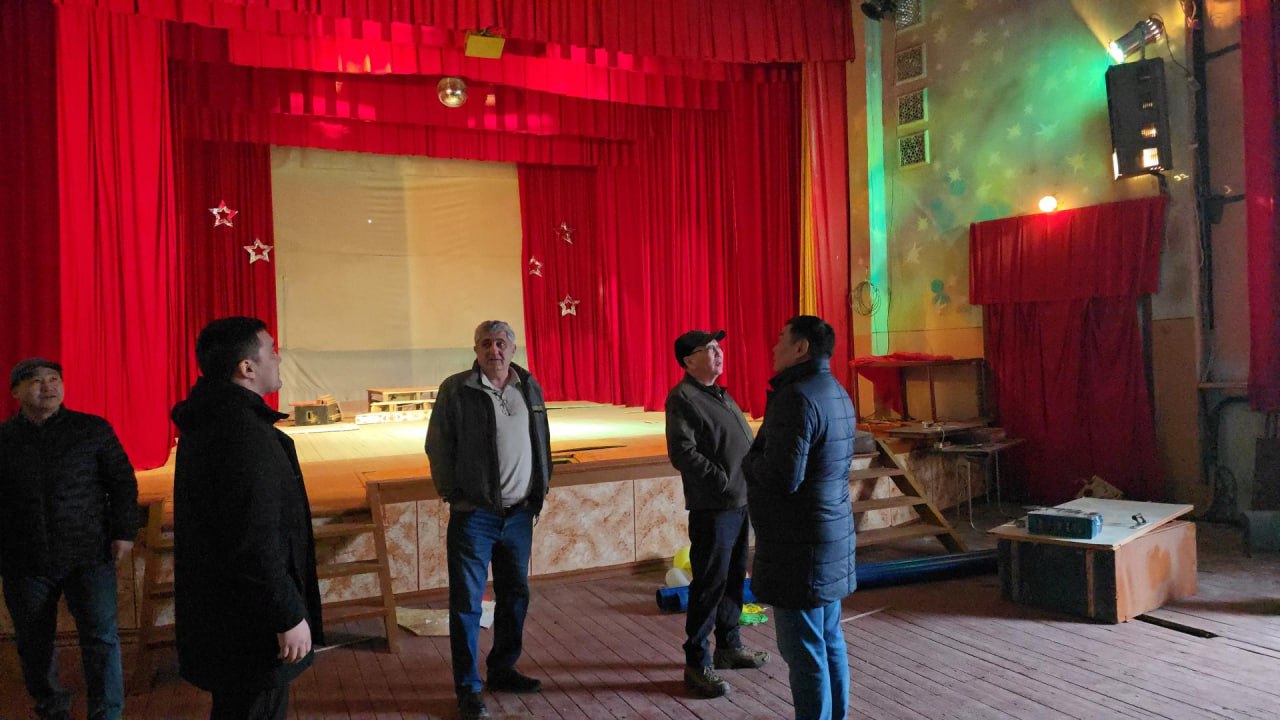 Постоянный представитель Республики Саха (Якутия) при Президенте — Первый зампред Правительства Республики Саха (Якутия) Андрей Федотов, глава городского округа Докучаевск Александр Качанов и рабочая группа шефа-региона... Постоянный представитель Республики Саха (Якутия) при Президенте — Первый зампред Правительства Республики Саха (Якутия) Андрей Федотов, глава городского округа Докучаевск Александр Качанов и рабочая группа шефа-региона...