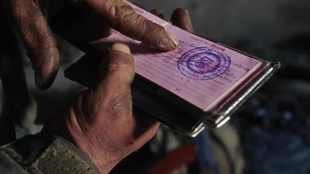 Друзья!. В воскресенье, 22 февраля, в 16:00 мы покажем (в рамках фестиваля «RT.Док: Время наших героев») четвёртый, заключительный фильм документальной тетралогии «У края бездны» — «На подступах к Азовстали»