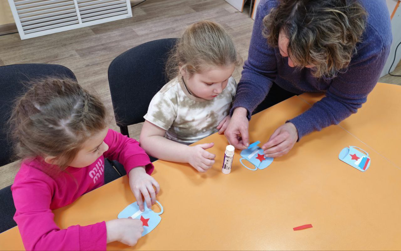 Сегодня, в преддверии Дня защитника Отечества, в молодежном отделе имени Марии Пироговой сотрудники МБУ "Дебальцевкий центр культуры и досуга" провели патриотический час под названием "О героях своей страны должен знать и я... Сегодня, в преддверии Дня защитника Отечества, в молодежном отделе имени Марии Пироговой сотрудники МБУ "Дебальцевкий центр культуры и досуга" провели патриотический час под названием "О героях своей страны должен знать и я...