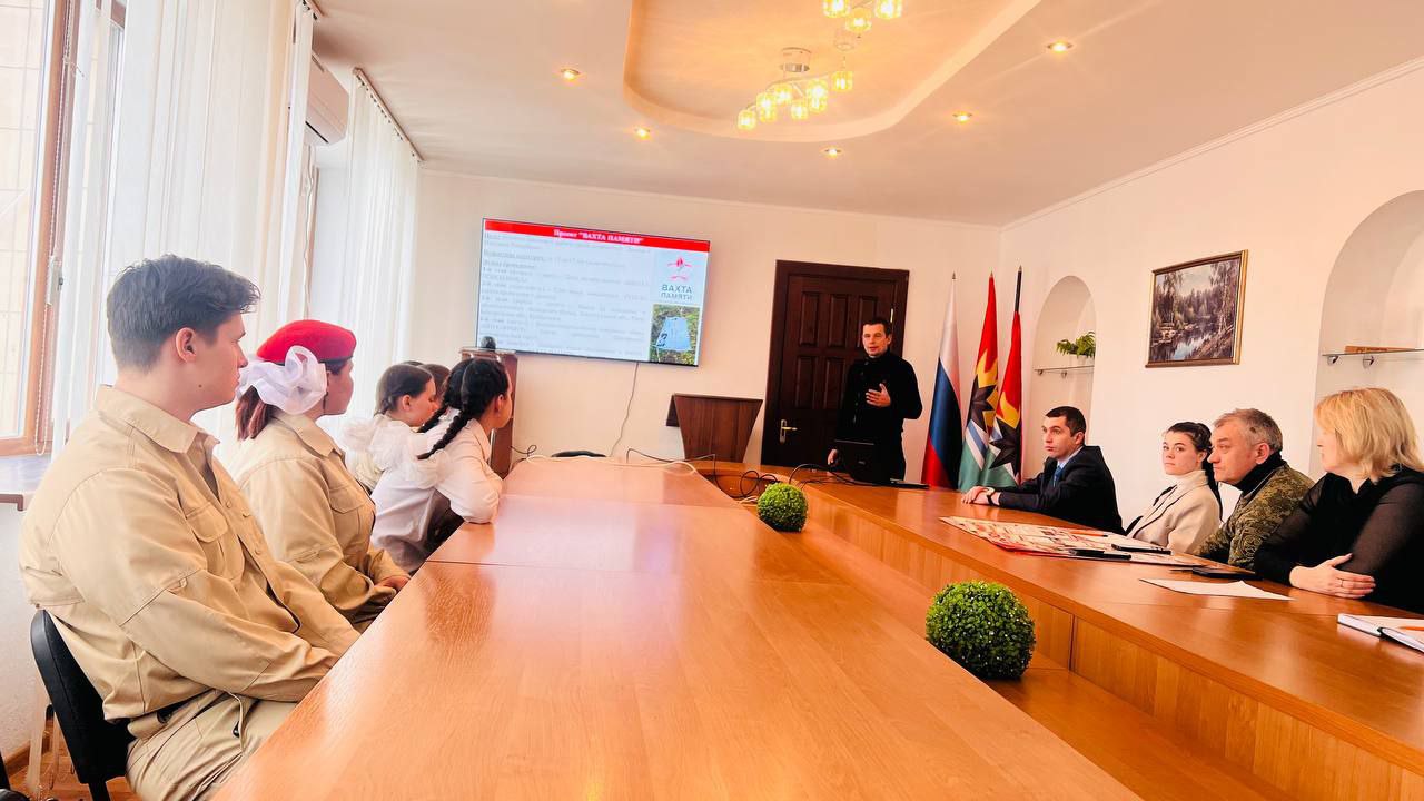 В пятницу с рабочим визитом посетил Снежное и Торез В пятницу с рабочим визитом посетил Снежное и Торез