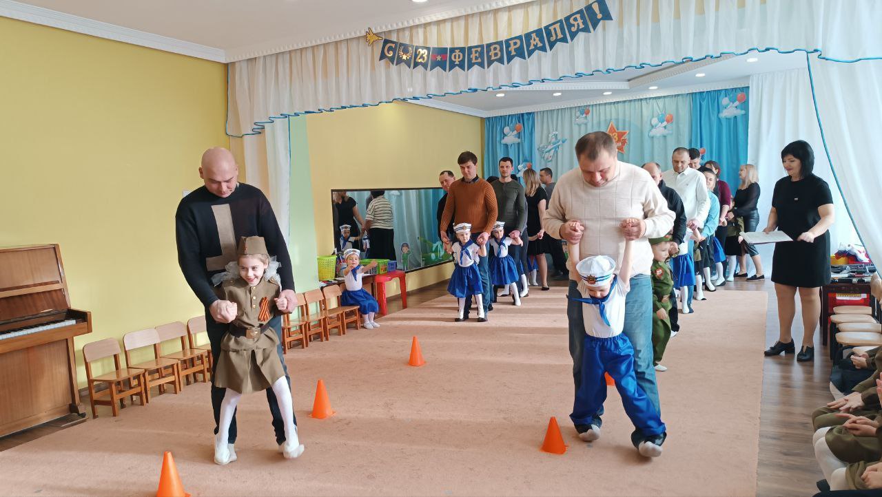 В преддверии Дня Защитника Отечества в дошкольном подразделении ГБОУ "Светлодарский УВК г. о. Дебальцево" состоялся музыкальный праздничный концерт "Аты-баты, шире шаг", посвященный нашим дорогим папам, дедушкам и всем... В преддверии Дня Защитника Отечества в дошкольном подразделении ГБОУ "Светлодарский УВК г. о. Дебальцево" состоялся музыкальный праздничный концерт "Аты-баты, шире шаг", посвященный нашим дорогим папам, дедушкам и всем...