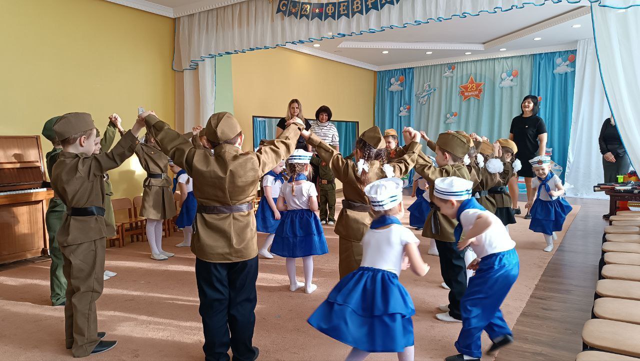 В преддверии Дня Защитника Отечества в дошкольном подразделении ГБОУ "Светлодарский УВК г. о. Дебальцево" состоялся музыкальный праздничный концерт "Аты-баты, шире шаг", посвященный нашим дорогим папам, дедушкам и всем... В преддверии Дня Защитника Отечества в дошкольном подразделении ГБОУ "Светлодарский УВК г. о. Дебальцево" состоялся музыкальный праздничный концерт "Аты-баты, шире шаг", посвященный нашим дорогим папам, дедушкам и всем...
