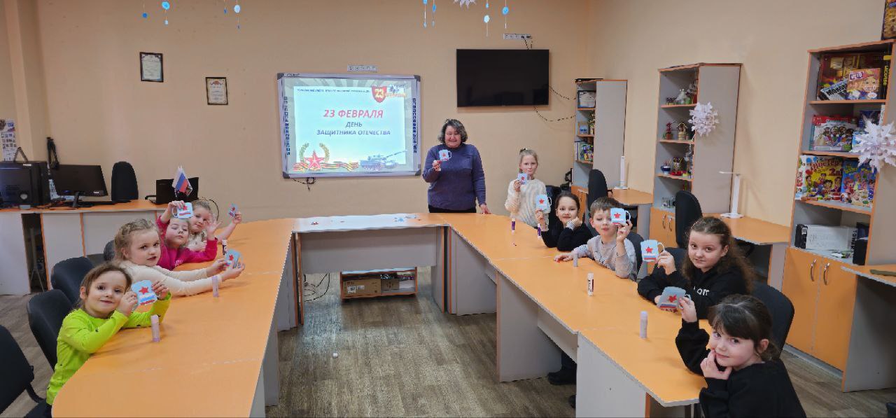 Сегодня, в преддверии Дня защитника Отечества, в молодежном отделе имени Марии Пироговой сотрудники МБУ "Дебальцевкий центр культуры и досуга" провели патриотический час под названием "О героях своей страны должен знать и я... Сегодня, в преддверии Дня защитника Отечества, в молодежном отделе имени Марии Пироговой сотрудники МБУ "Дебальцевкий центр культуры и досуга" провели патриотический час под названием "О героях своей страны должен знать и я...