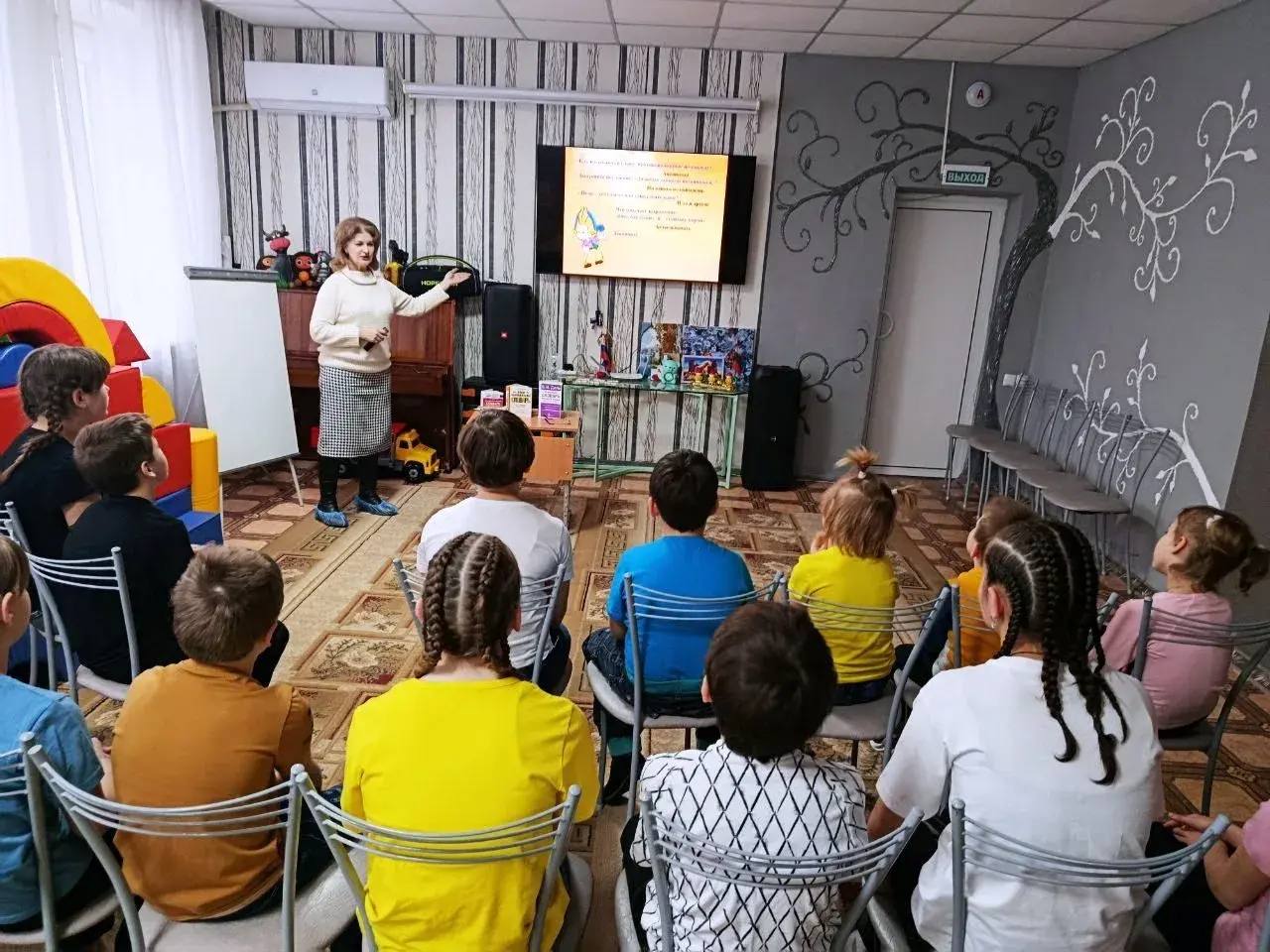 20 февраля библиотекари центральной детской библиотеки провели урок речевой культуры совместно с ГБУ СОН «СРЦН г. Харцызск» к международному дню родного языка «Слово не воробей - вылетит - не поймаешь» 20 февраля библиотекари центральной детской библиотеки провели урок речевой культуры совместно с ГБУ СОН «СРЦН г. Харцызск» к международному дню родного языка «Слово не воробей - вылетит - не поймаешь»