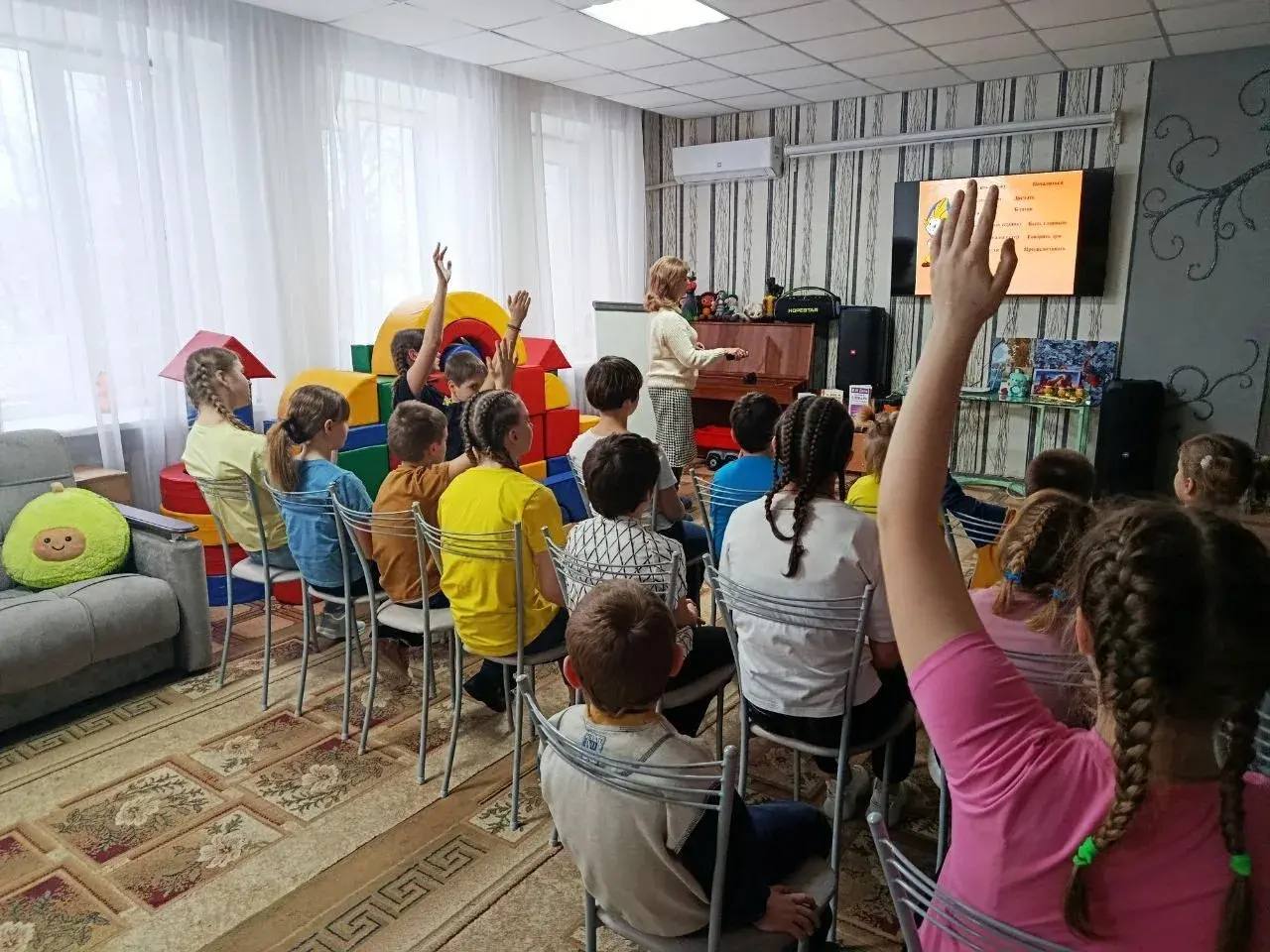 20 февраля библиотекари центральной детской библиотеки провели урок речевой культуры совместно с ГБУ СОН «СРЦН г. Харцызск» к международному дню родного языка «Слово не воробей - вылетит - не поймаешь» 20 февраля библиотекари центральной детской библиотеки провели урок речевой культуры совместно с ГБУ СОН «СРЦН г. Харцызск» к международному дню родного языка «Слово не воробей - вылетит - не поймаешь»