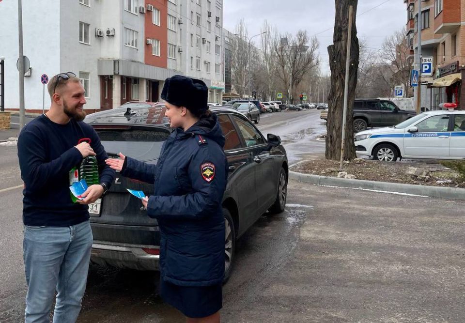 В Донецке сотрудницы Госавтоинспекции поздравили водителей с Днем защитника Отечества В Донецке сотрудницы Госавтоинспекции поздравили водителей с Днем защитника Отечества