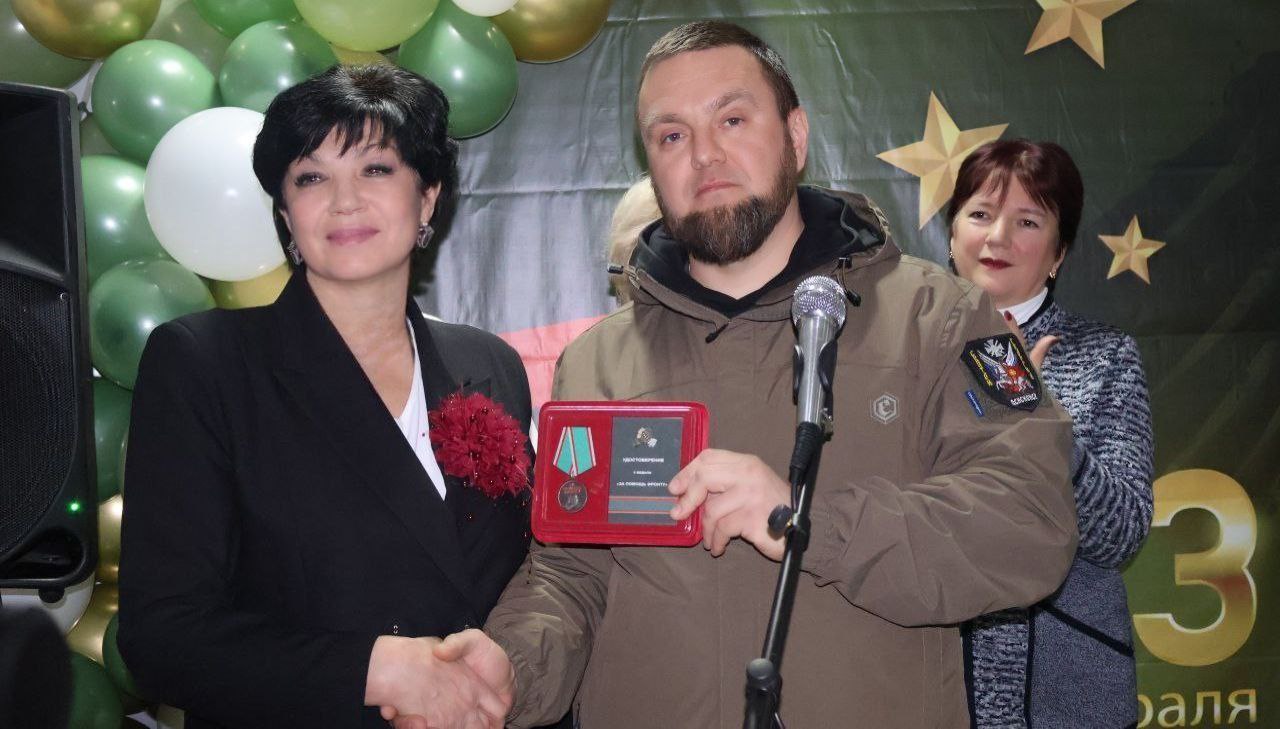 Еще одна медаль в копилке: Женский клуб "Работа для своих" при Дебальцевском городском центре занятости вносит свой вклад в помощь фронту!