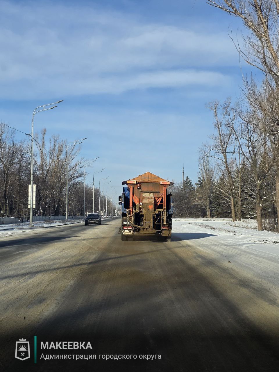 В Макеевке продолжаются работы по зимнему содержанию дорог и тротуаров