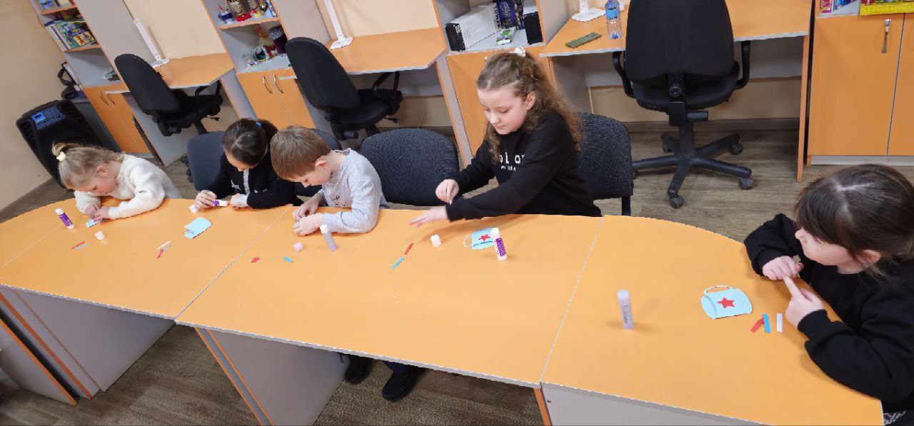 Сегодня, в преддверии Дня защитника Отечества, в молодежном отделе имени Марии Пироговой сотрудники МБУ "Дебальцевкий центр культуры и досуга" провели патриотический час под названием "О героях своей страны должен знать и я... Сегодня, в преддверии Дня защитника Отечества, в молодежном отделе имени Марии Пироговой сотрудники МБУ "Дебальцевкий центр культуры и досуга" провели патриотический час под названием "О героях своей страны должен знать и я...