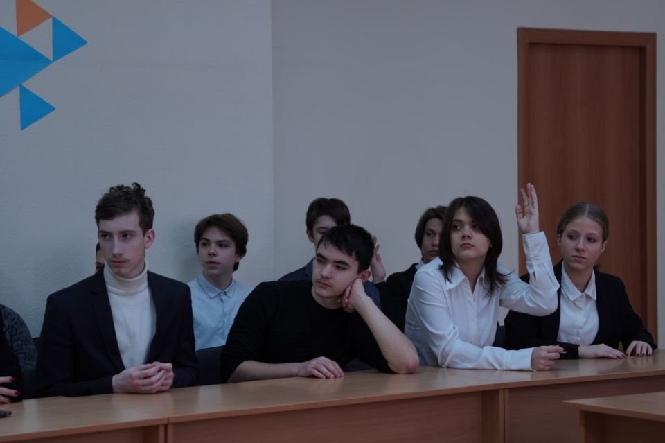 Донецкие школьники приняли участие в уроке мужества ко Дню защитника Отечества Донецкие школьники приняли участие в уроке мужества ко Дню защитника Отечества